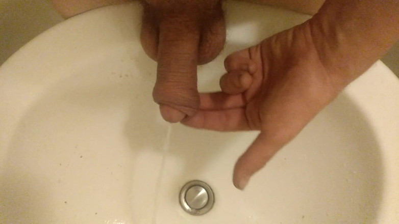 LilTaste: Kencing Di Tangan Saya, Dalam Sinki