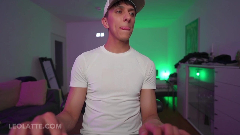 Leo_latte: Leo Latte on Livestream Playing with Flashlight Until Shooting Big...