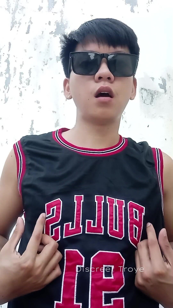 Troye_AsianPinoy: Pallacanestro pinoy con un grosso cazzo venoso. Masturbazione all'aperto. Pinoy...