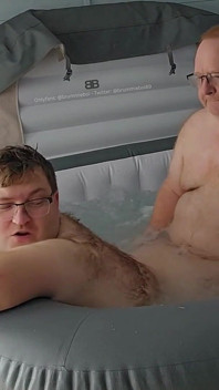 Tatuś pieprzy swojego włochatego misia w jacuzzi