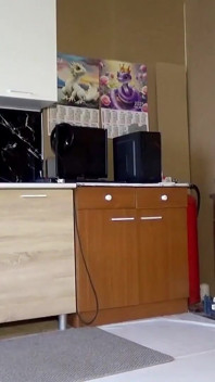 妻子允许邻居在腿上撸管