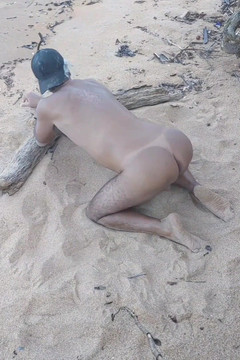 Ladysilvas: Ladysilva sahilde ateşli bronzlaşmış götünü göstermek için bikinisini çıkarıyor