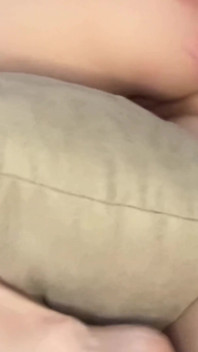 Mädchen kommt aus der masturbation mit einem vibrator