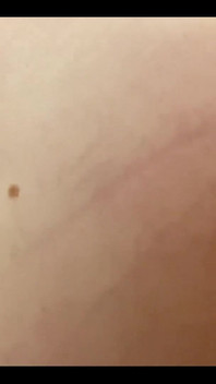 Harap awak menikmati dildo merah besar saya meluncur dengan mudah ke dalam pantat saya