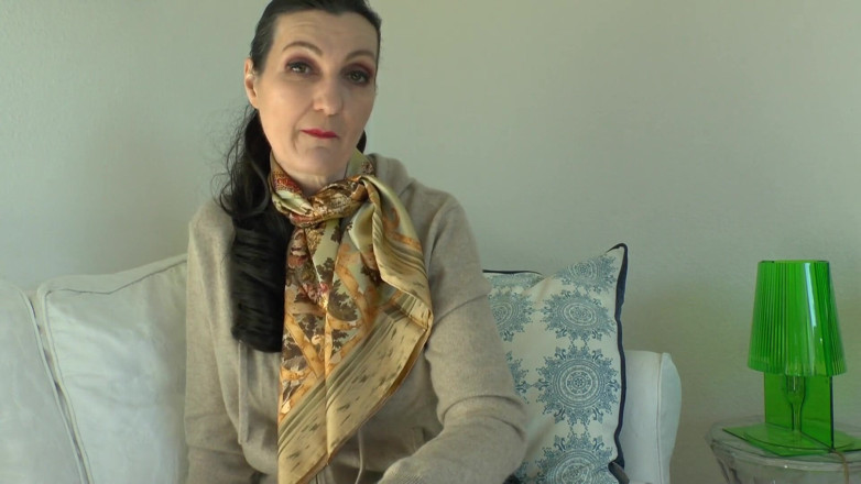 Lady Victoria Valente: Indossa una sciarpa di seta e masturbati davanti a me,...