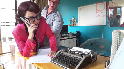 Regina Noir: Büro-dominanz-chef fickt sekretärin, während sie am telefon ist, kamera 2