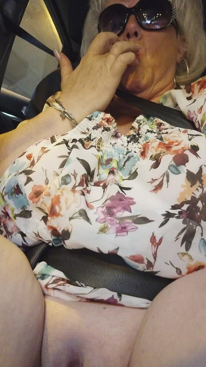 EroticOnlyClips: Olgun sarışın parmaklar halka açık arabada amcığını zonkluyor