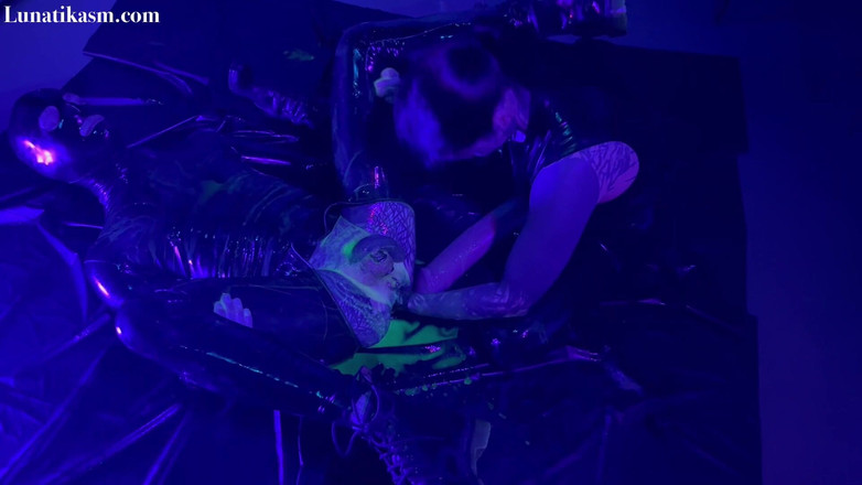 Mistress Lunatika: Neon - stăpâna cu pumnul Lunatika