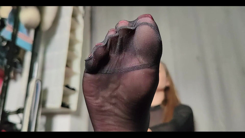 Goddess Lena: Pantyvoeten Joi