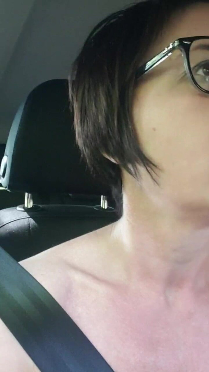 JulieEroticDress: Éclabousser à poil dans la forêt et devenir seins nus