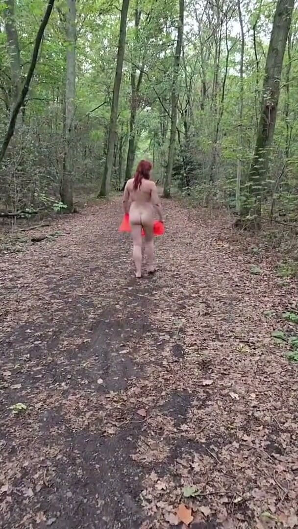 Elena917: Berjalan bogel di taman, kencing, perhambaan untuk bermain tetek dan...