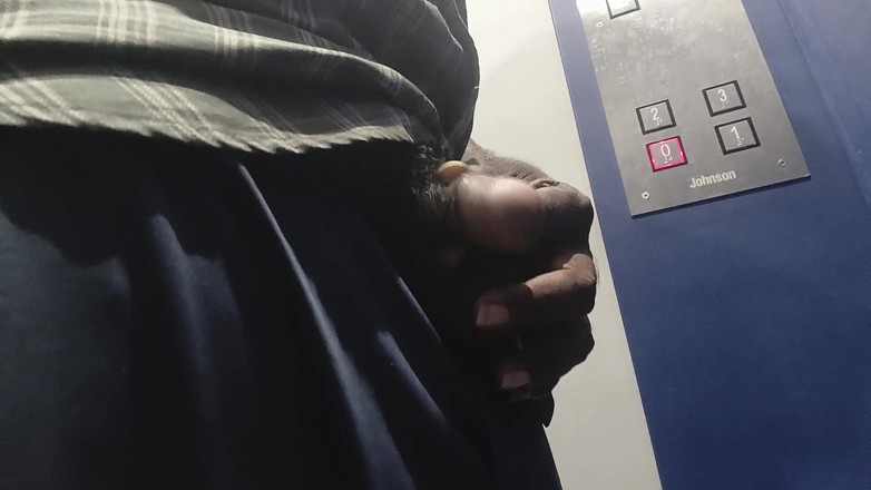 CarvingShovel: Tamil jongen pikshow in lift