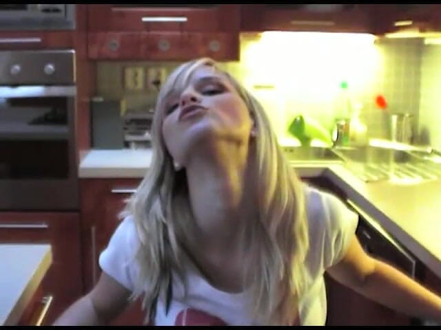 All Those Girlfriends: Le nettoyage de la cuisine devient torride avec Marry Queen