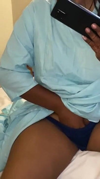 Une demi-sœur se fait baiser pour s’être changée devant son demi-frère en train de regarder du porno | XHamster
