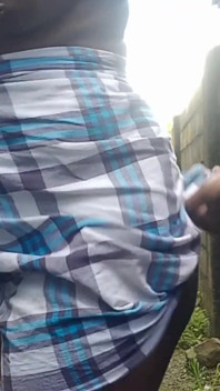 Dedos en mi coño extremadamente peludo al aire libre