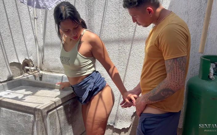 mia_and_cris_fuck: Mi hermanastra india necesita ayuda para colgar ropa y terminándola