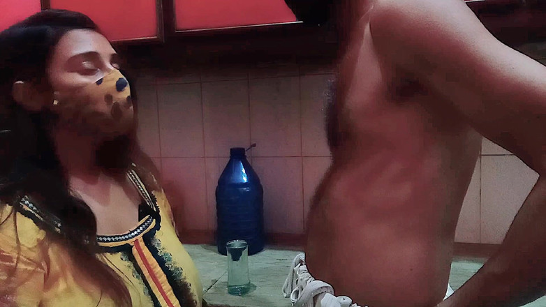 HotQueenPk: Malik ny house メイド Ko キッチン Sy Room Mai Bulaya Aur Nanga...