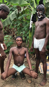 Una follada twink con dos tops africanas con una polla larga sola