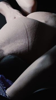 Il Attache Mes Jambes Et Mes Mains, Et Masse Ma Chatte Très Lentement Jusqu’à Ce Que Je Jouis