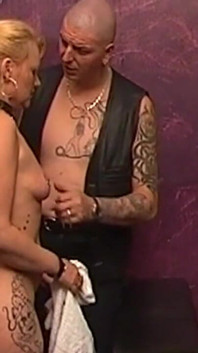 Wytatuowana blondynka MILF znosi sesję klapsy lochów