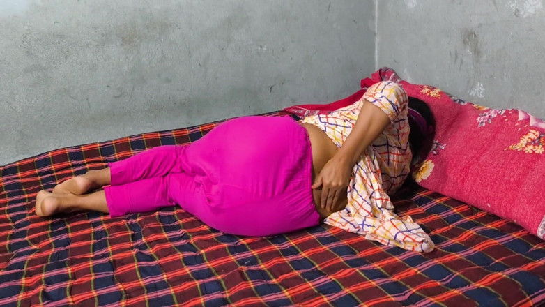 SAFI-SEXY: 屁股让我的阴茎勃起，所以我拥抱她并开始操她的屁股。