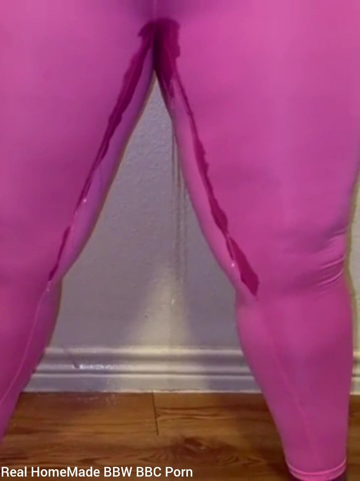 Super sexy ebony cuties: ナイロンレギンスでおしっこを漏らしたいと必死に