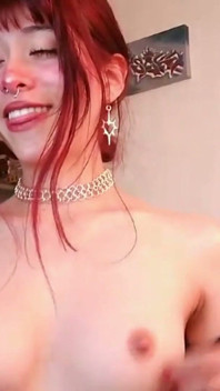 Lationa ที่มีหุ่นเพอร์เฟ็คต์ช่วยตัวเองในห้องของเธอเมื่อเธออยู่คนเดียวใน Tiktok Live