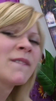 Sexy nadržený pár se sexy blonďatou ženou miluje sténání a užívá si šukání svých těsných zadků velkým robertkem