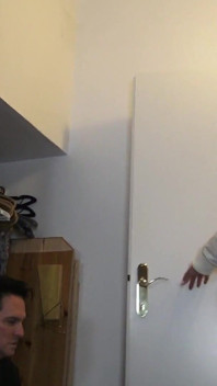 Russische herrin trainiert ihre fußsklavin zu hause!