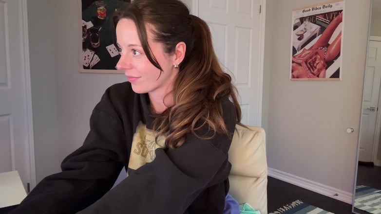 Nadia Foxx: Ma demi-sœur écarte sa chatte et son cul pour vous !