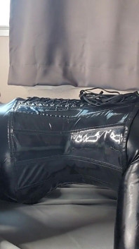 Pvc-catsuit-sissy spielt mit ihrer sexspielzeugpuppe und ihrer fickmaschine