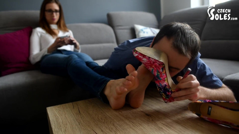 Czech Soles - foot fetish content: Pemujaan kaki dan sepatu hak tinggi istri