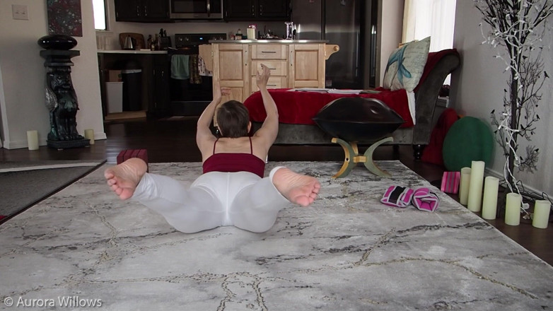 Aurora Willows: Latihan di balik layar pakai celana yoga