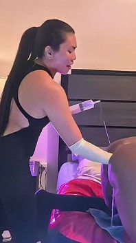 Asijský femdom anální fisting a pegging
