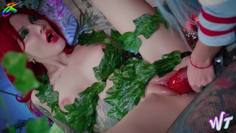 WildTali: Harley Quinn Poison Ivy tarafından sert sikiliyor