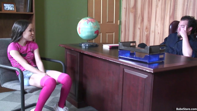Babe Stare: Studenta își ține șosetele roz în timp ce este futută