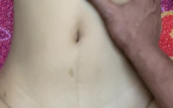 Riya mickey: 私たちは彼女の親友とベッドを共有し、彼女は私の隣でファックしているように感じますNTR