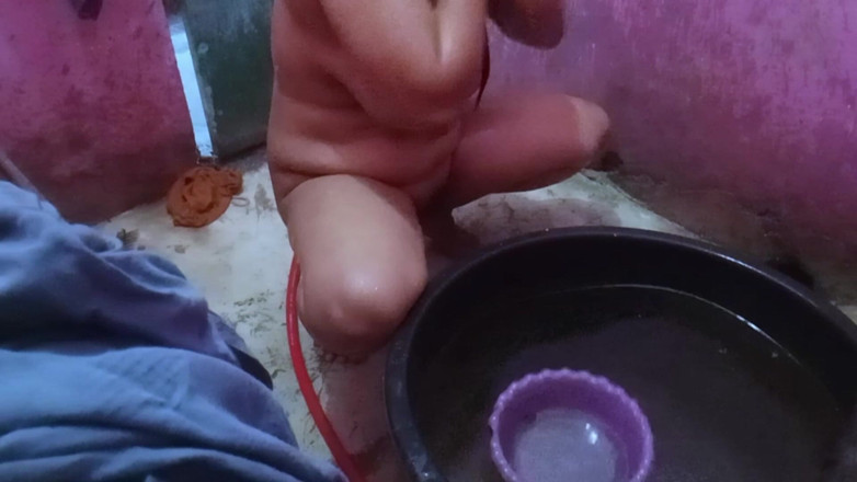 Citra: Ibu tiri saya sentiasa merakam dirinya di bilik mandi untuk...