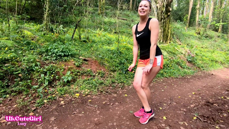 UKCuteGirl Lucy Lauren: Ho dovuto wee all'aperto mentre guardavi: disperato fuori jogging