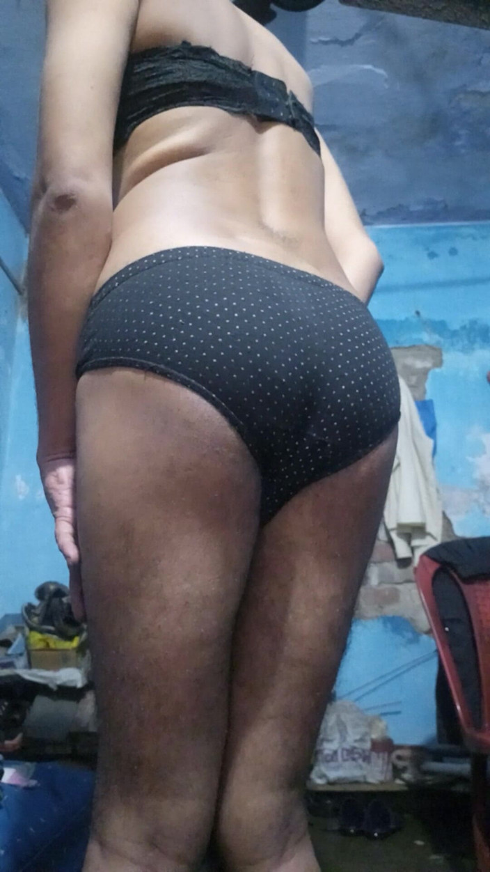 Lustyizlife: Tânăr indian Sissy Femboy purtând sutienul și chiloții surorii sale vitrege