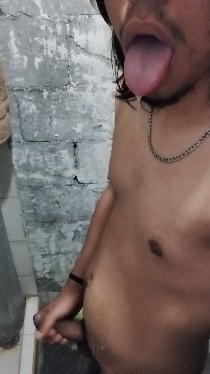 AlexAlejandro13: Aku ngiler di sekujur perutku telanjang