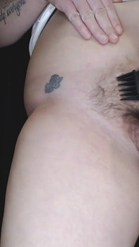 Abby necesita un recortado coño peludo de grandes labios colgantes