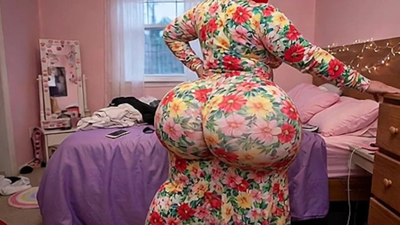 Animate golden: Une fille à gros cul dans une robe à fleurs twerke de...