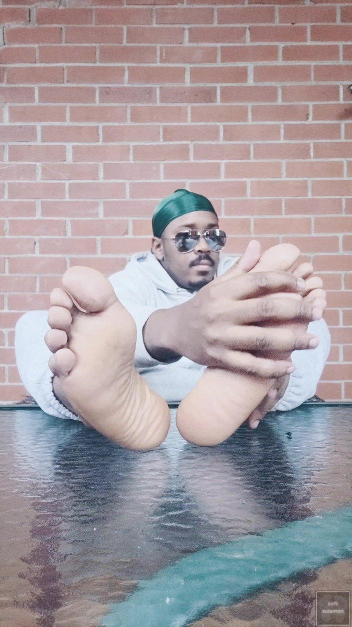Soft Soleman: Odhaluji nohy a dotýkám se jich