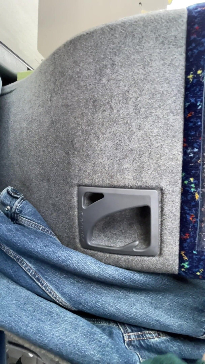 SlipCouple: Aftrekken in de bus en met de zweep geslagen op...