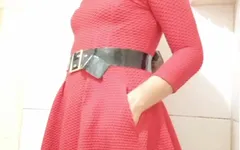 लाल पोशाक में Carol