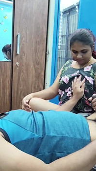 Manos trabajando desnudas con diálogos