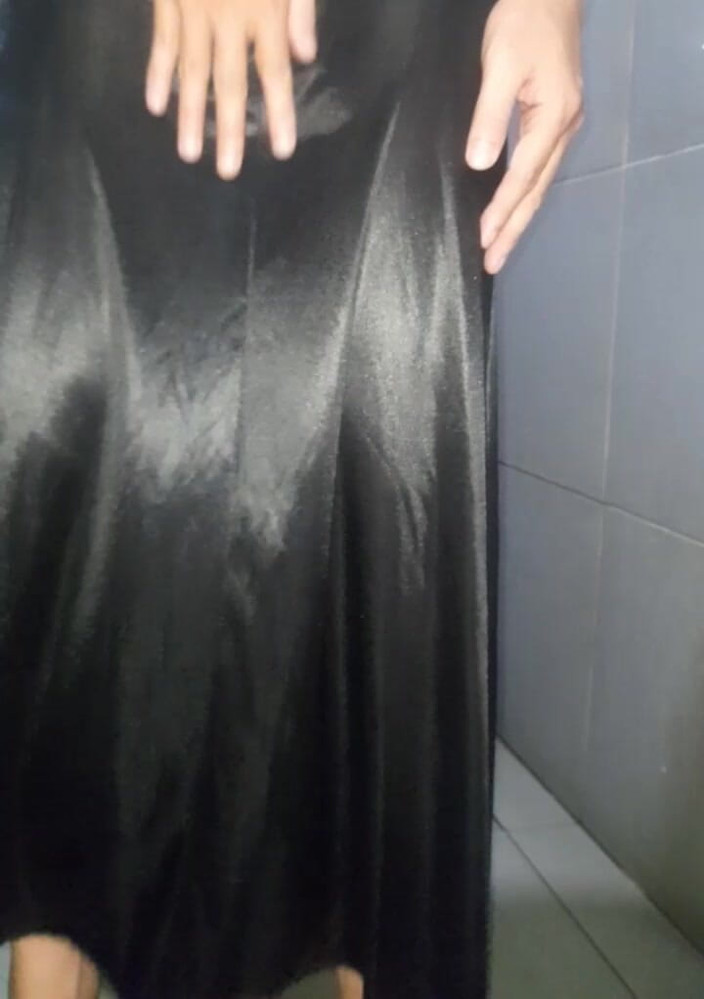 Naomisinka: サテンシルクシンガーガウンを着てオナニー