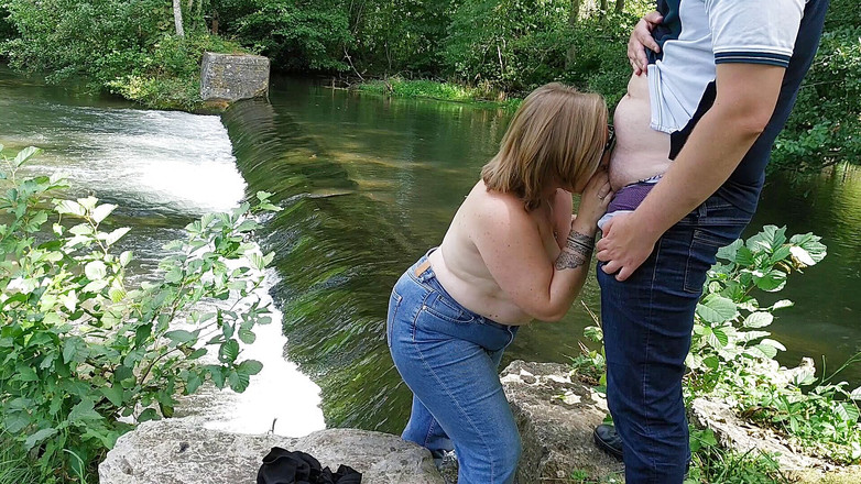 CharnElle: Şehir parkının riskli açık havada sakso çekmesi, yakalanmak