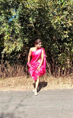 Marathi Queen F: Pamer kain sari di jalan